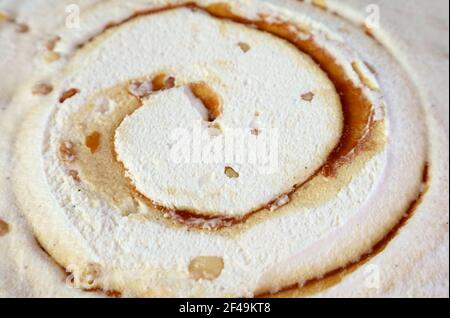 Spiralmuster und Textur von köstlichen gesalzenen Karamell Macadamia Nuss Eis Stockfoto