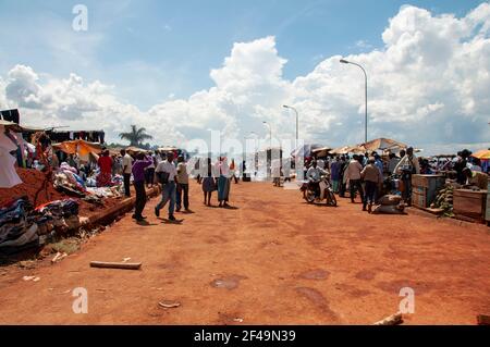 Marktszene im Freien in Ggaba Beach, Uganda. Stockfoto