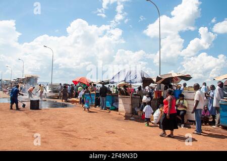 Marktszene im Freien in Ggaba Beach, Uganda. Stockfoto