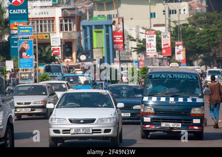 Eine geschäftige Kampala Road in Kampala, Uganda, Ostafrika. Stockfoto