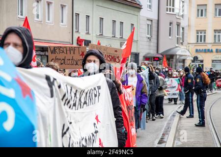 Demonstrantinnen halten Schilder für eine Demokratisierung der Wirtschaft und gegen den Kapitalismus. Hunderte Menschen sammeln sich am 19.3.2021 in München, um die Politik aufzufordern, sich an das Pariser Klimaabkommen zu halten. - Hunderte nahmen an einer Demonstration am 19 2021. März in München Teil, um sich an die Politiker zu erinnern, sich an das Pariser Abkommen zu halten. (Foto: Alexander Pohl/Sipa USA) Quelle: SIPA USA/Alamy Live News Stockfoto