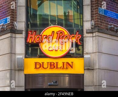 Dublin, Irland, August 2019 Hard Rock Cafe Dublin Neon-Schild an der Tempel Bar Street, berühmte Restaurants und Hotels Rock n Roll Themenkette Stockfoto