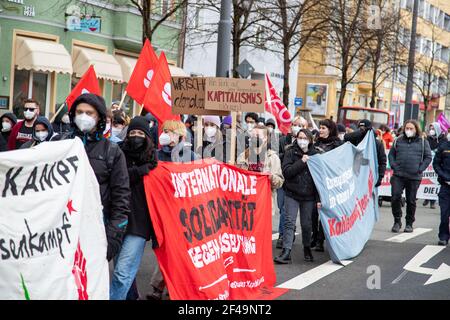 Demonstrantinnen halten Schilder für eine Demokratisierung der Wirtschaft und gegen den Kapitalismus. Hunderte Menschen sammeln sich am 19.3.2021 in München, um die Politik aufzufordern, sich an das Pariser Klimaabkommen zu halten. - Hunderte nahmen an einer Demonstration am 19 2021. März in München Teil, um sich an die Politiker zu erinnern, sich an das Pariser Abkommen zu halten. (Foto: Alexander Pohl/Sipa USA) Quelle: SIPA USA/Alamy Live News Stockfoto