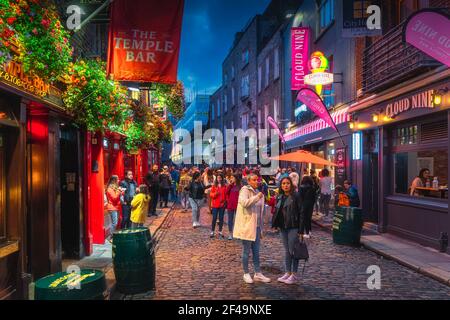 Dublin, Irland, August 2019 Menschenmassen, die sich in der Temple Bar Street Vergnügen, die für ihre Pubs, Restaurants und das Nachtleben bekannt ist, sowie für Nachtaufnahmen Stockfoto