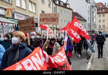 Demonstrantinnen halten Schilder für eine Demokratisierung der Wirtschaft und gegen den Kapitalismus. Hunderte Menschen sammeln sich am 19.3.2021 in München, um die Politik aufzufordern, sich an das Pariser Klimaabkommen zu halten. - Hunderte nahmen an einer Demonstration am 19 2021. März in München Teil, um sich an die Politiker zu erinnern, sich an das Pariser Abkommen zu halten. (Foto: Alexander Pohl/Sipa USA) Quelle: SIPA USA/Alamy Live News Stockfoto
