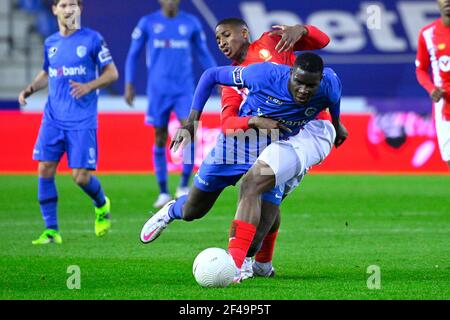 Standard's Moussa Sissako und Genk's Paul Onuachu kämpfen um den Ball während eines Fußballmatches zwischen KRC Genk und Standard Liege, Freitag, 19. März 2021 i Stockfoto
