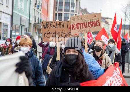 Demonstrantinnen halten Schilder für eine Demokratisierung der Wirtschaft und gegen den Kapitalismus. Hunderte Menschen sammeln sich am 19.3.2021 in München, um die Politik aufzufordern, sich an das Pariser Klimaabkommen zu halten. - Hunderte nahmen an einer Demonstration am 19 2021. März in München Teil, um sich an die Politiker zu erinnern, sich an das Pariser Abkommen zu halten. (Foto: Alexander Pohl/Sipa USA) Quelle: SIPA USA/Alamy Live News Stockfoto