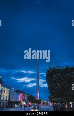 Dublin, Irland, August 2019 Dublin Spire in der Nacht mit verschwommenen Menschen und Autos. Nachtfotografie der OConnell Straße, die von Stadtlichtern beleuchtet wird Stockfoto