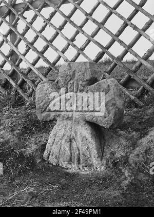 Steinkreuz mit Armbrust Stockfoto