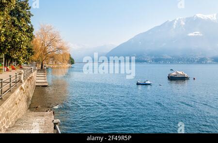 Landschaft des Lago Maggiore zu einer Winterzeit vom Locarno Seeufer, Tessin, Schweiz Stockfoto