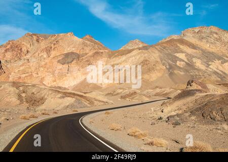 Eine leere Straße durch bunte Schluchten im Death Valley Stockfoto