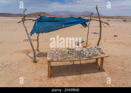 Typische Szene am Straßenrand, in der Sie im Dorob National Park in Namibia anhalten und Stone Souvenirs kaufen können. Afrika Stockfoto