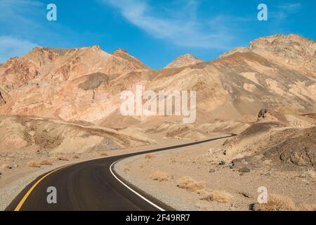 Eine leere Straße durch bunte Schluchten im Death Valley Stockfoto