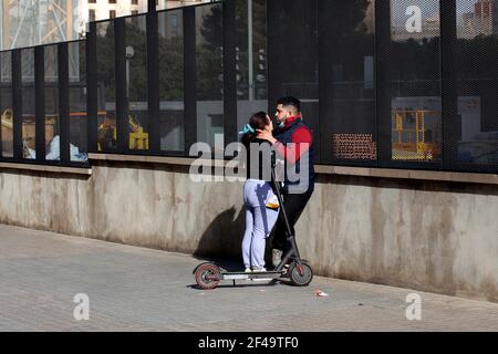 Paar küssen auf der Straße, Barcelona, Spanien. Stockfoto