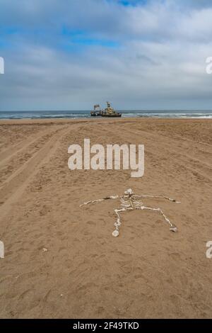 Skeleton Coast in Namibia. Das Schiffswrack wurde an der Atlantikküste in der Nähe von Swakopmund gestrandet oder geerdet Stockfoto