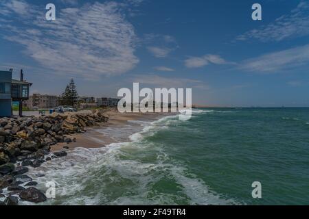 Blick von der Anlegestelle auf Swakopmund Stadt im Sommer an einem sonnigen Tag Namibia, Afrika Stockfoto