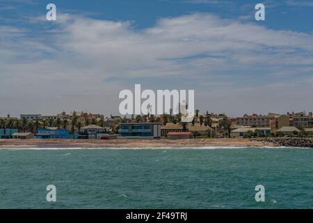 Blick von der Anlegestelle auf Swakopmund Stadt im Sommer an einem sonnigen Tag Namibia, Afrika Stockfoto