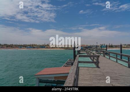 Blick von der Anlegestelle auf Swakopmund Stadt im Sommer an einem sonnigen Tag Namibia, Afrika Stockfoto