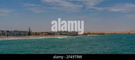 Blick von der Anlegestelle auf Swakopmund Stadt im Sommer an einem sonnigen Tag Namibia, Afrika, Panorama Stockfoto