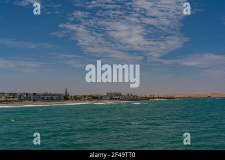 Blick von der Anlegestelle auf Swakopmund Stadt im Sommer an einem sonnigen Tag Namibia, Afrika Stockfoto