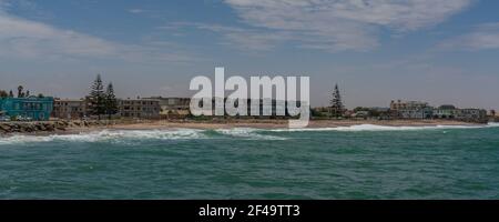 Blick von der Anlegestelle auf Swakopmund Stadt im Sommer an einem sonnigen Tag Namibia, Afrika Stockfoto