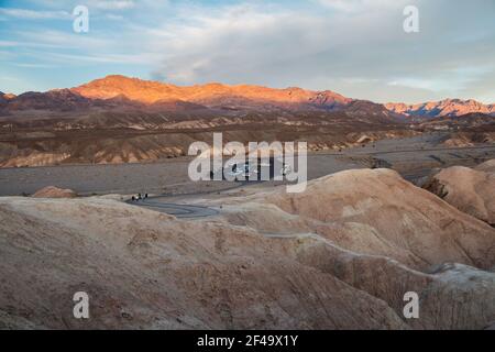 Blick auf die Berge und einen Parkplatz während der goldenen Stunde, gesehen vom Zabriskie Point im Death Valley Stockfoto