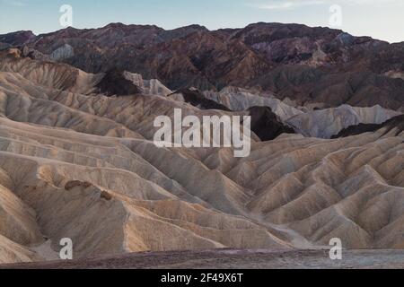 Zabriskie Point kurz vor Sonnenuntergang im Death Valley Stockfoto