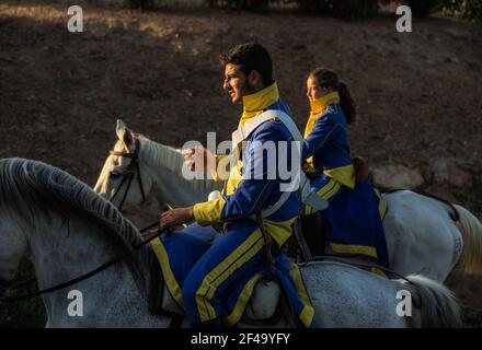 LA ALBUER, SPANIEN - 17. Dez 2020: Albuera, Spanien - 17. Mai 2014: Zwei Nachbarn in der Tracht des neunzehnten Jahrhunderts Soldaten in der beteiligt Stockfoto