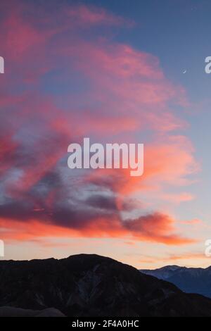 Der Sonnenuntergang über Zabriskie Point im Death Valley Stockfoto