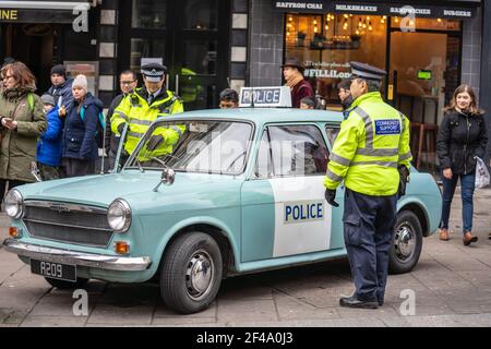 Polizeibeamte stehen neben seinem Polizeiauto.Polizei unterschreiben auf einem Austin Patrouillenauto.AUSTIN1300 Polizei Panda Auto.London, 26. Januar 2020. Stockfoto