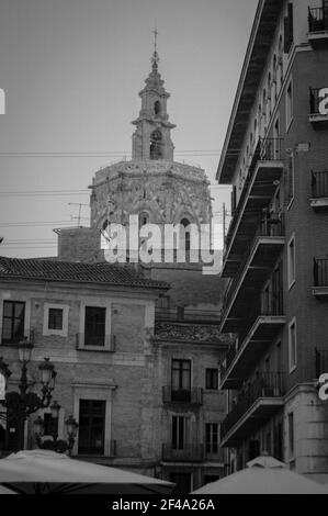 Eine vertikale Graustufenaufnahme eines alten Gebäudes in einem Dorf Stockfoto
