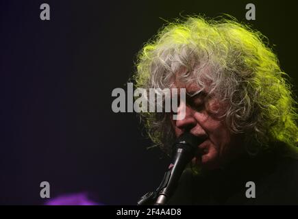 MESTRE, ITALIEN - 21. APRIL: Sänger und Komponist Angelo Branduardi spielt live während der Tournee „Camminando Camminando tre“ am 21. April 2015 in Mestre Stockfoto