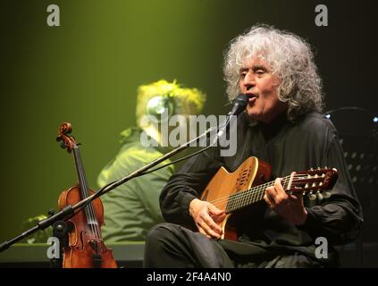 MESTRE, ITALIEN - 21. APRIL: Sänger und Komponist Angelo Branduardi spielt live während der Tournee „Camminando Camminando tre“ am 21. April 2015 in Mestre Stockfoto