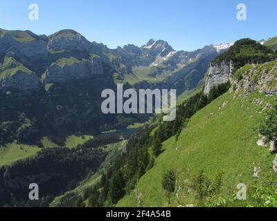 Blick von der Ebenalp auf den Seealpsee. Beeindruckender Blick auf die Alp-Landschaft der Alpsteinformationen. Altmann in der Mitte dahinter Stockfoto