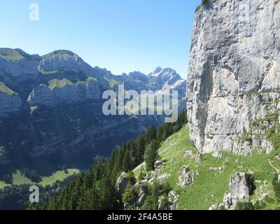 Landschaft unterhalb der Hochebene der Ebenalp. Degradierte Kalklandschaft, charakteristisch für das Alpstein-Gebiet in den Schweizer Alpen Stockfoto