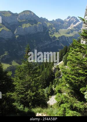 Wanderung durch das degradierte Kalksteingebiet vom Ebenalp Plateau Nach Wasserauen stellt man sich den Seealpsee in der Mitte dahinter vor Stockfoto