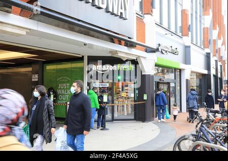 Mit Masken einkaufen während der Covid Pandemie am Ealing Broadway in London, Großbritannien Stockfoto