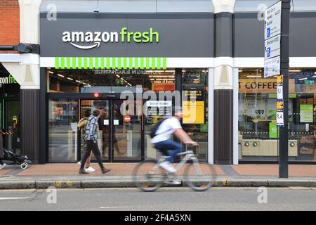 Amazon Fresh, die 1st physischen Läden außerhalb der USA, bieten eine bequeme Lebensmitteleinkauf-Erlebnis, das Amazon's Just Walk Out-Technologie verwendet, Großbritannien Stockfoto