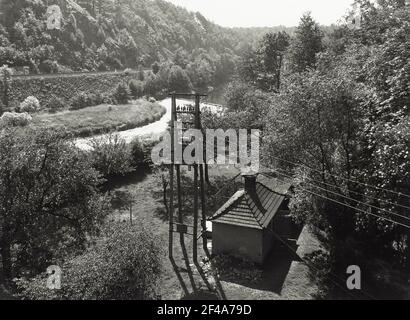 Blick von einem Fenster auf eine Mast-Rohrstation und Der Freiberger Trog Stockfoto