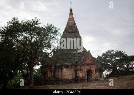 BAGAN, NYAUNG-U, MYANMAR - 2. JANUAR 2020: Ein paar historische und religiöse Pagodentempel aus dem alten Paganreich Stockfoto