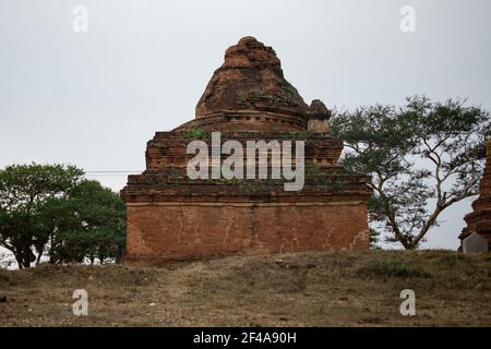 BAGAN, NYAUNG-U, MYANMAR - 2. JANUAR 2020: Ein paar historische und religiöse Pagodentempel aus dem alten Paganreich Stockfoto