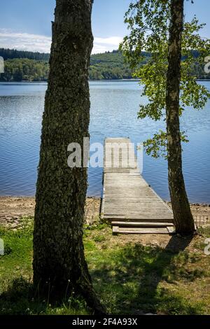 Eine vertikale Aufnahme eines hölzernen Pontoons am See Vassiviere, den Departements Creuse und Haute Vienne, Nouvelle-Aquitaine, Frankreich Stockfoto