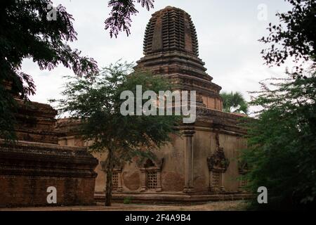 BAGAN, NYAUNG-U, MYANMAR - 2. JANUAR 2020: Ein paar historische und religiöse Pagodentempel aus dem alten Paganreich Stockfoto