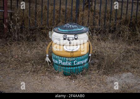 Ein bunt bemalter Mülleimer von einer Person, die aus alt gemacht ist Reifen für die Plastikkampagne Bagan/Pagan in Myanmar Stockfoto