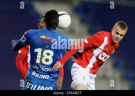 Genks Paul Onuachu und Standards Hugo Siquet kämpfen während eines Fußballmatches zwischen KRC Genk und Standard Liege, Freitag, 19. März 2021 in G um den Ball Stockfoto