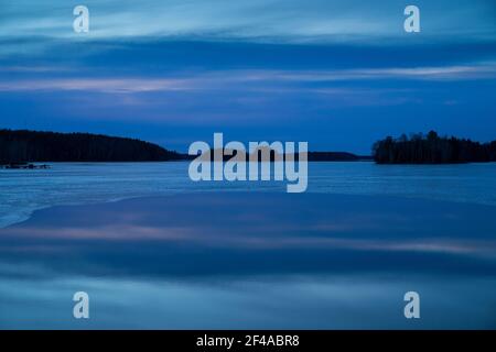 Sonnenuntergang am Eissee in Katrineholm Schweden. Schöne skandinavische Natur und Landschaft. Ruhiges, friedliches Foto. Stockfoto