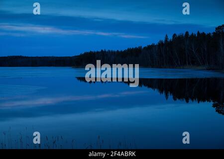 Sonnenuntergang am Eissee in Katrineholm Schweden. Schöne skandinavische Natur und Landschaft. Ruhiges, friedliches Foto. Stockfoto