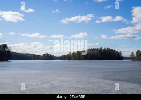 Sonniger Frühlingstag am Eissee in Katrineholm Schweden. Schöne skandinavische Natur und Landschaft. Ruhiges, friedliches Foto. Stockfoto