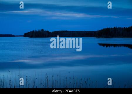 Sonnenuntergang am Eissee in Katrineholm Schweden. Schöne skandinavische Natur und Landschaft. Ruhiges, friedliches Foto. Stockfoto