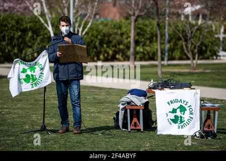 Turin, Italien - 19. März 2021: Ein Demonstrator spricht am Mikrofon während der "Fridays for future"-Demonstration, einem weltweiten Klimaangriff gegen staatliche Untätigkeit gegenüber dem Klimawandel und der Umweltverschmutzung. Wegen der Coronavirus-Maßnahmen Demonstration war statisch und Demonstranten platziert Tausende von Plakaten auf dem Boden im Park. Kredit: Nicolò Campo/Alamy Live Nachrichten Stockfoto